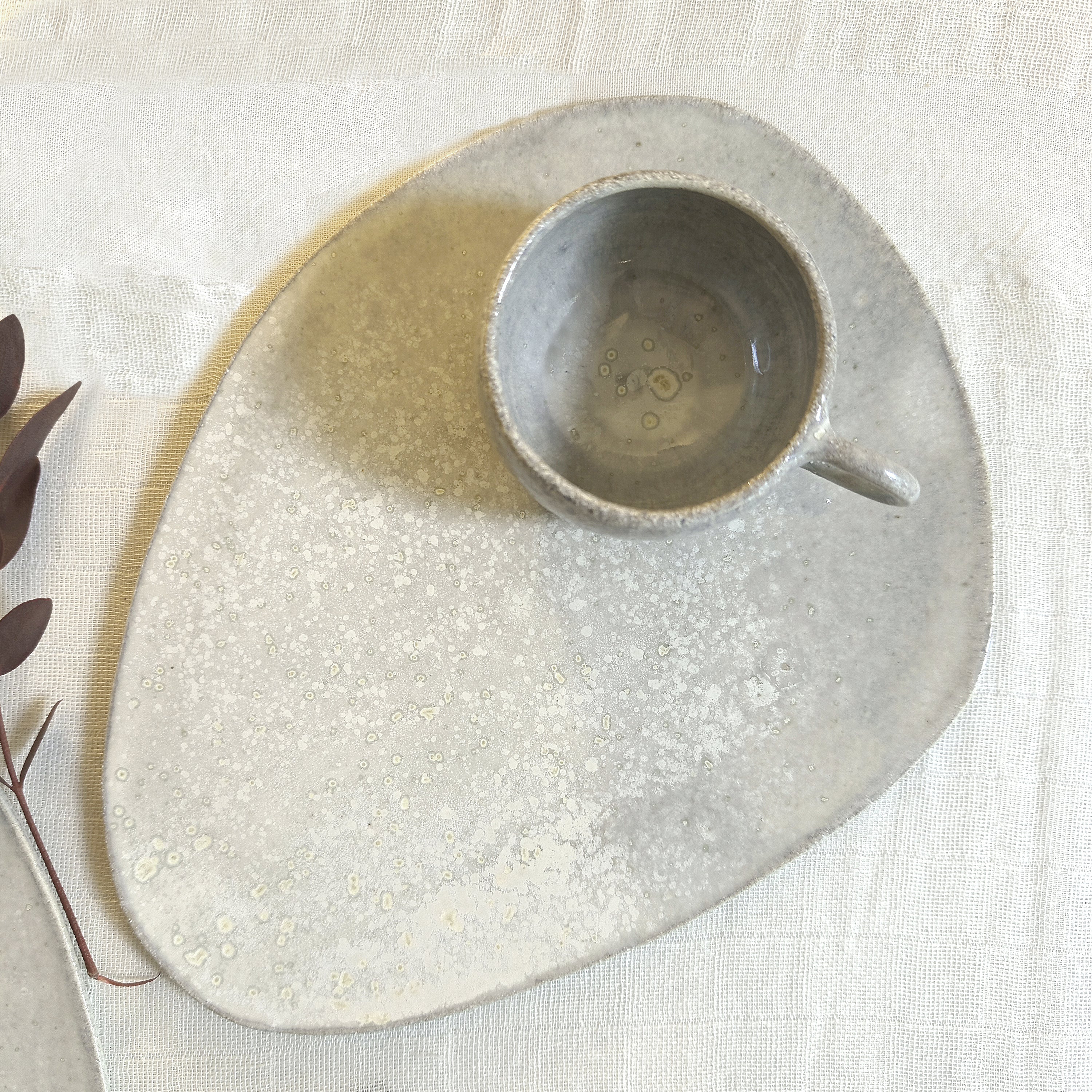 Les Éclats — 2 cups and 1 serving plate